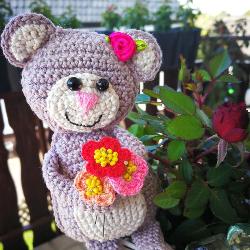 Süße Bärchen mit Blumen häkeln Fotos und Abbildungen