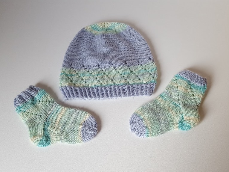 Strickanleitung Baby Set Baby S Ckchen Und Babym Tze Mit Lochmuster