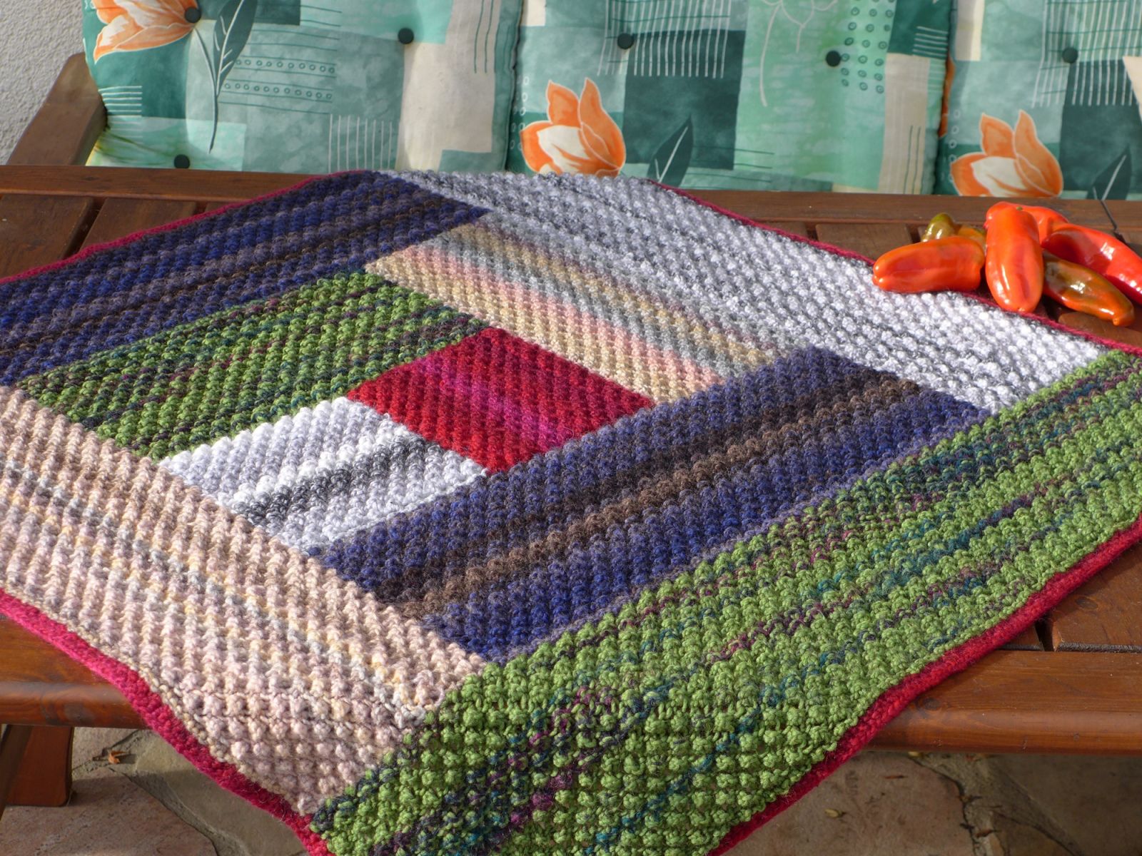 Blog-Inhaltsbild für 'Dornröschen-Patchwork-Decke aus Wollresten - Kostenlose Strickanleitung'