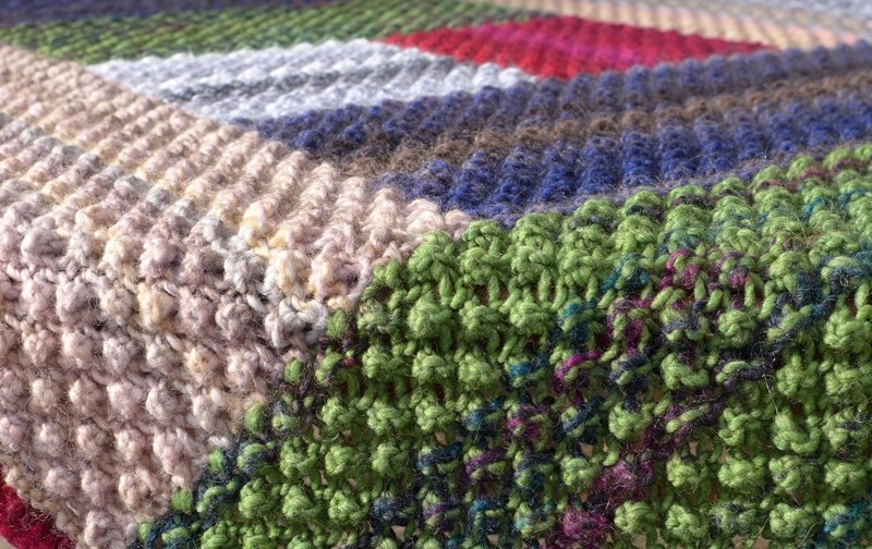 Blog-Inhaltsbild für 'Dornröschen-Patchwork-Decke aus Wollresten - Kostenlose Strickanleitung'