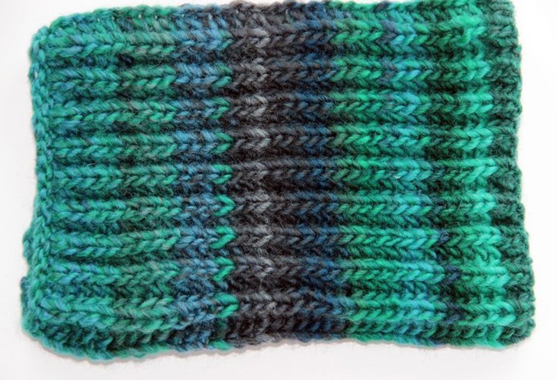 Blog-Inhaltsbild für 'Gratis Strickanleitung Resteprojekt: 1 Knäuel Wolle = 1 Paar Stiefelstulpen'