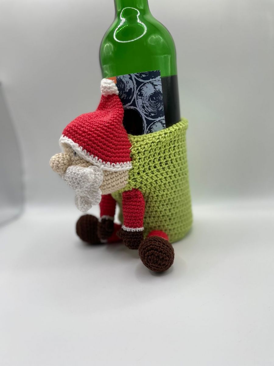 Blog-Inhaltsbild für 'Weihnachtliche Geschenkhülle, einfache Anleitung für eine Amigurumi Flaschenhülle'