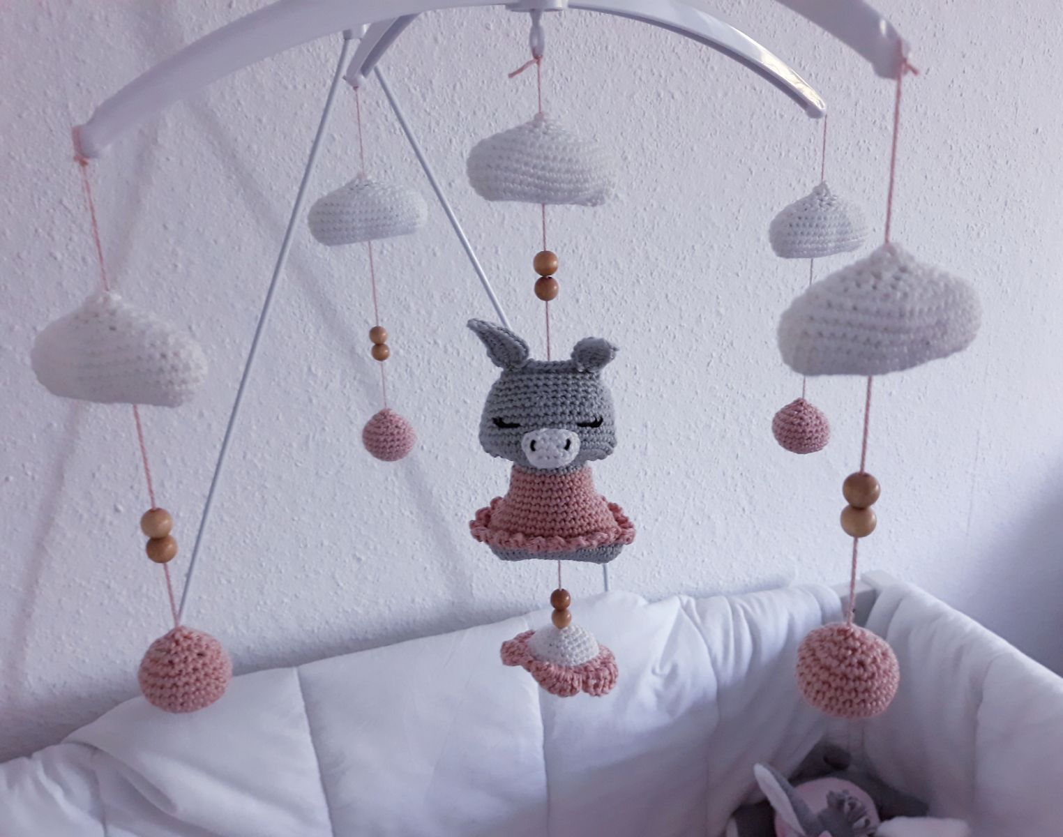 Blog-Inhaltsbild für 'Eselmobilé Bella, kostenlose Häkelanleitung von Wolldiamant'