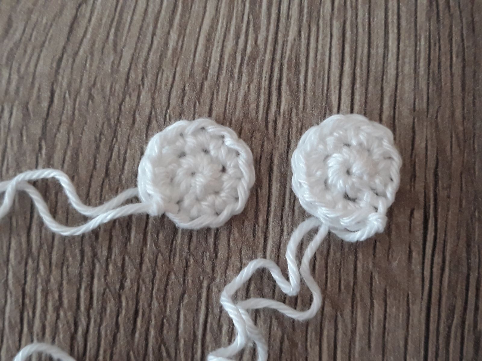 Blog-Inhaltsbild für 'Eulenkinderwagenkette, kostenlose Häkelanleitung von Wolldiamant'