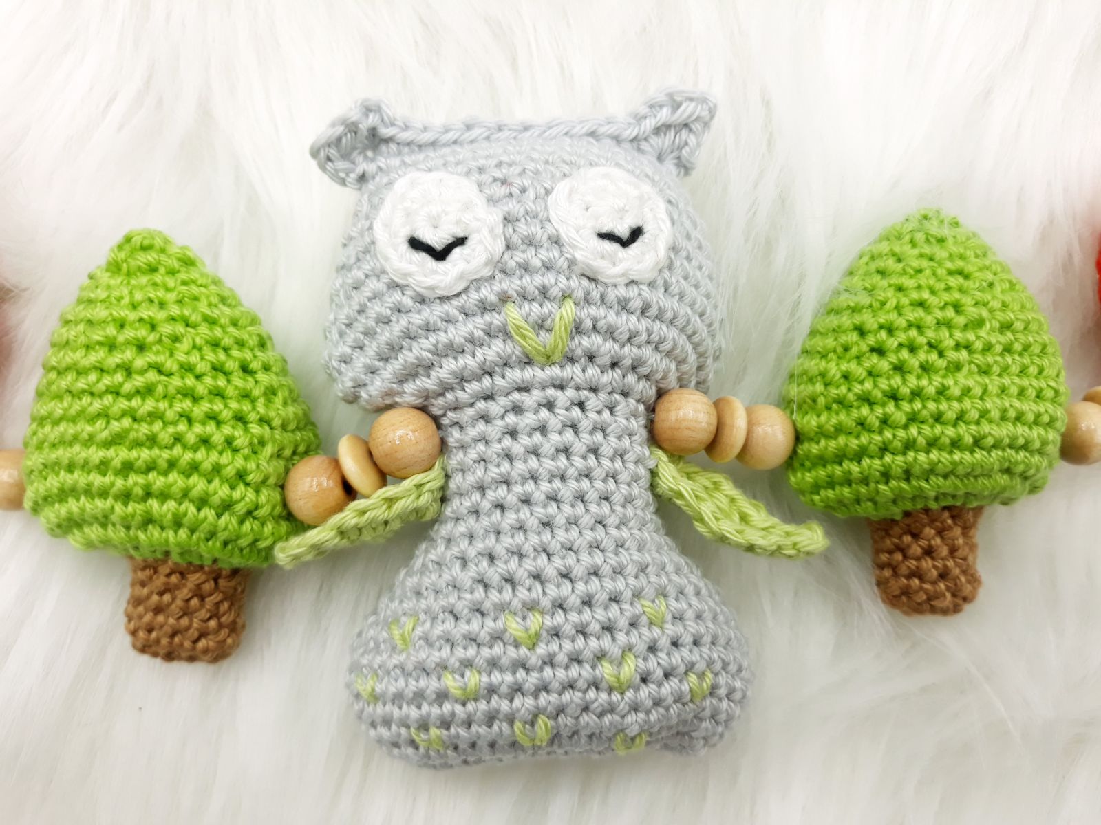 Blog-Inhaltsbild für 'Eulenkinderwagenkette, kostenlose Häkelanleitung von Wolldiamant'