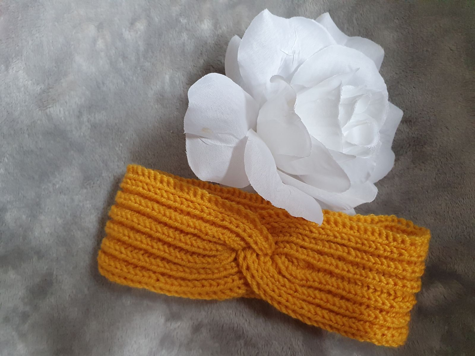 Blog-Inhaltsbild für 'Kostenlose Anleitung: Babystirnband mit Knoten – Süß, schnell & perfekt für Wollreste'