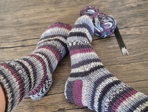 Blog-Inhaltsbild für 'Kostenlose Strickanleitung für Kuschelsocken'