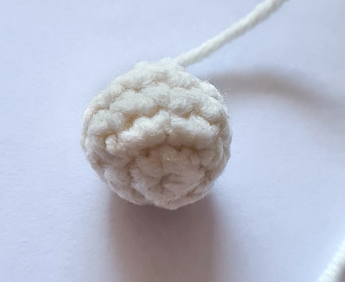 Blog-Inhaltsbild für 'Kostenlose Häkelanleitung Schlüsselanhänger, Taschenbaumler Schneeball Häuschen'