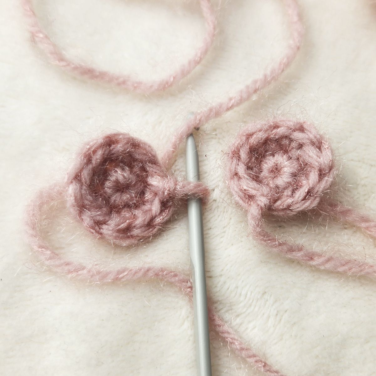 Blog content image for 'Mini-Häkelherz-Anleitung, Mini crochet heart pattern, Patron Mini Cœur au Crochet'