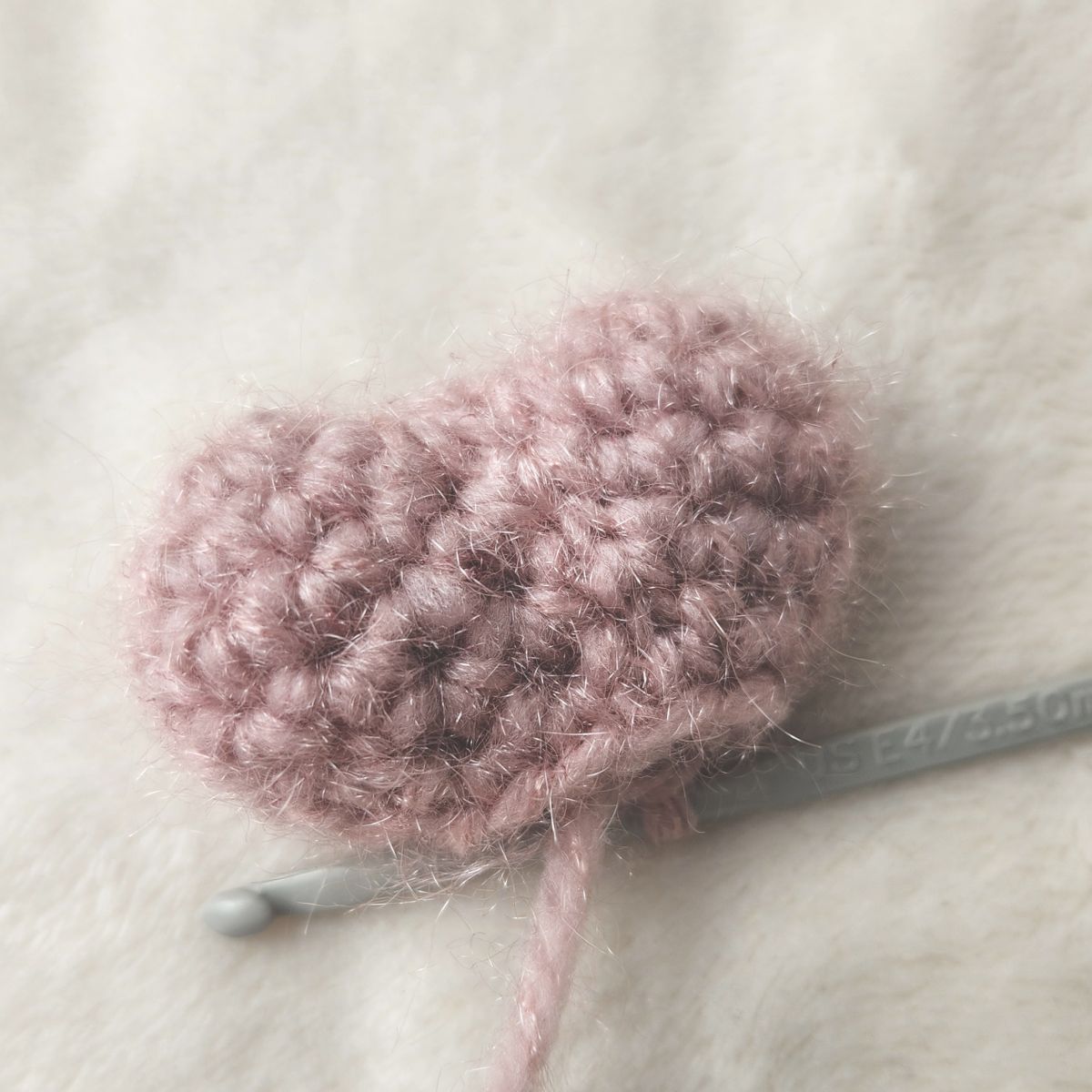 Blog content image for 'Mini-Häkelherz-Anleitung, Mini crochet heart pattern, Patron Mini Cœur au Crochet'