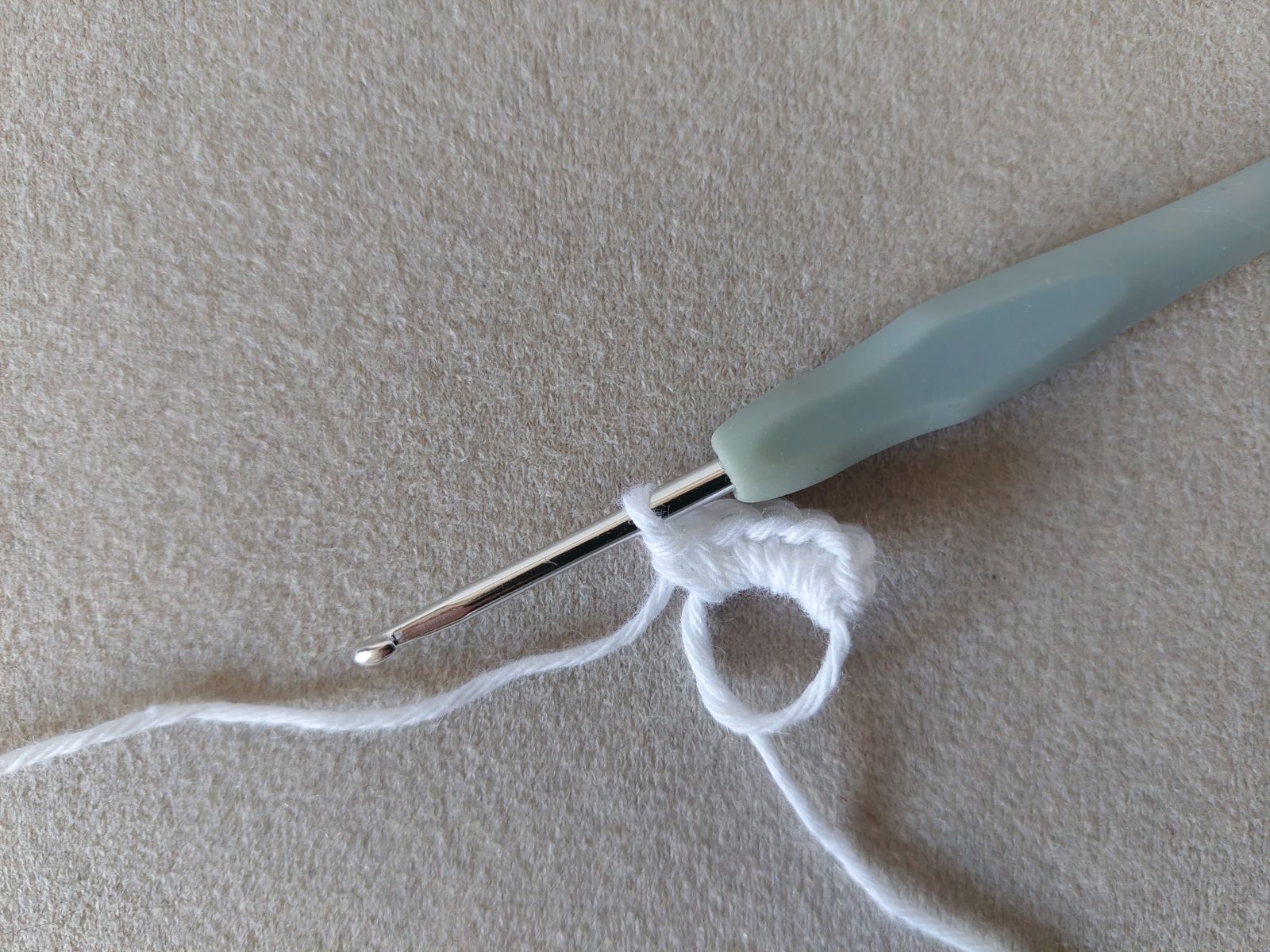 Blog-Inhaltsbild für 'Blümchen Taschenbaumler oder Anhänger häkeln: Kostenlose Anleitung'