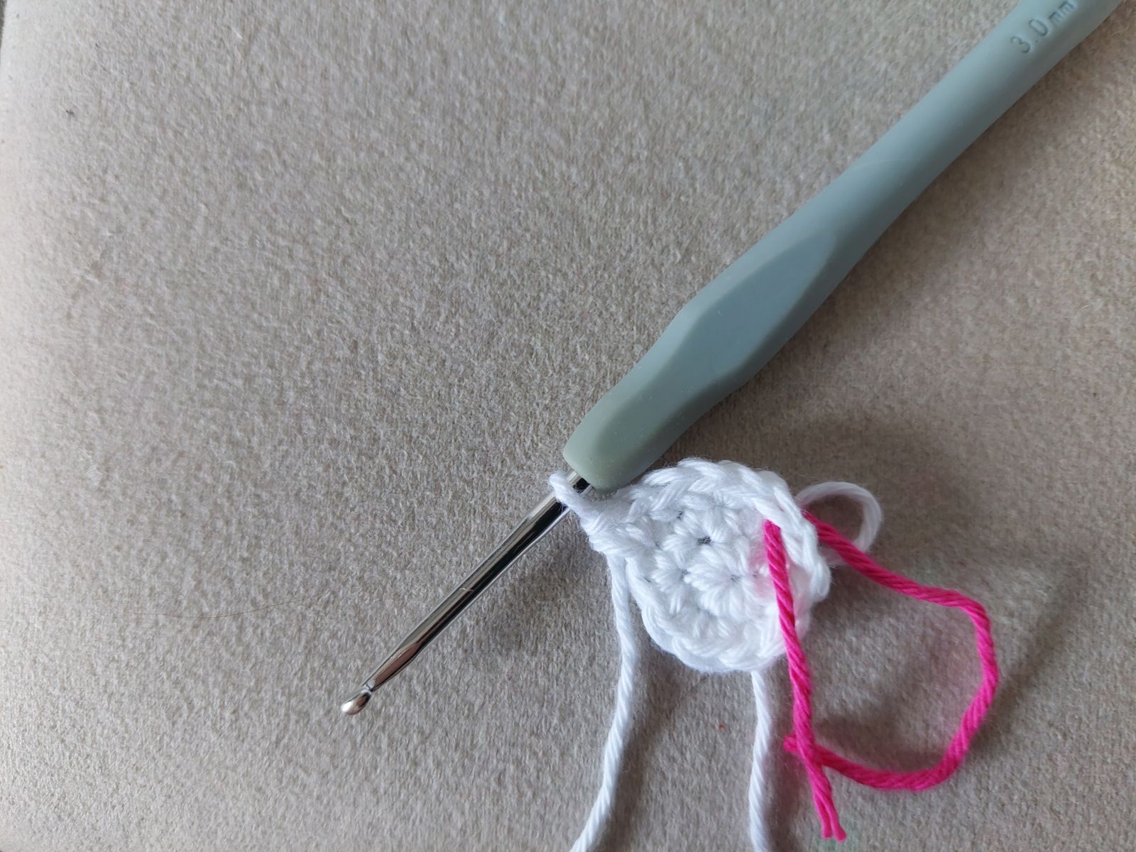 Blog-Inhaltsbild für 'Blümchen Taschenbaumler oder Anhänger häkeln: Kostenlose Anleitung'