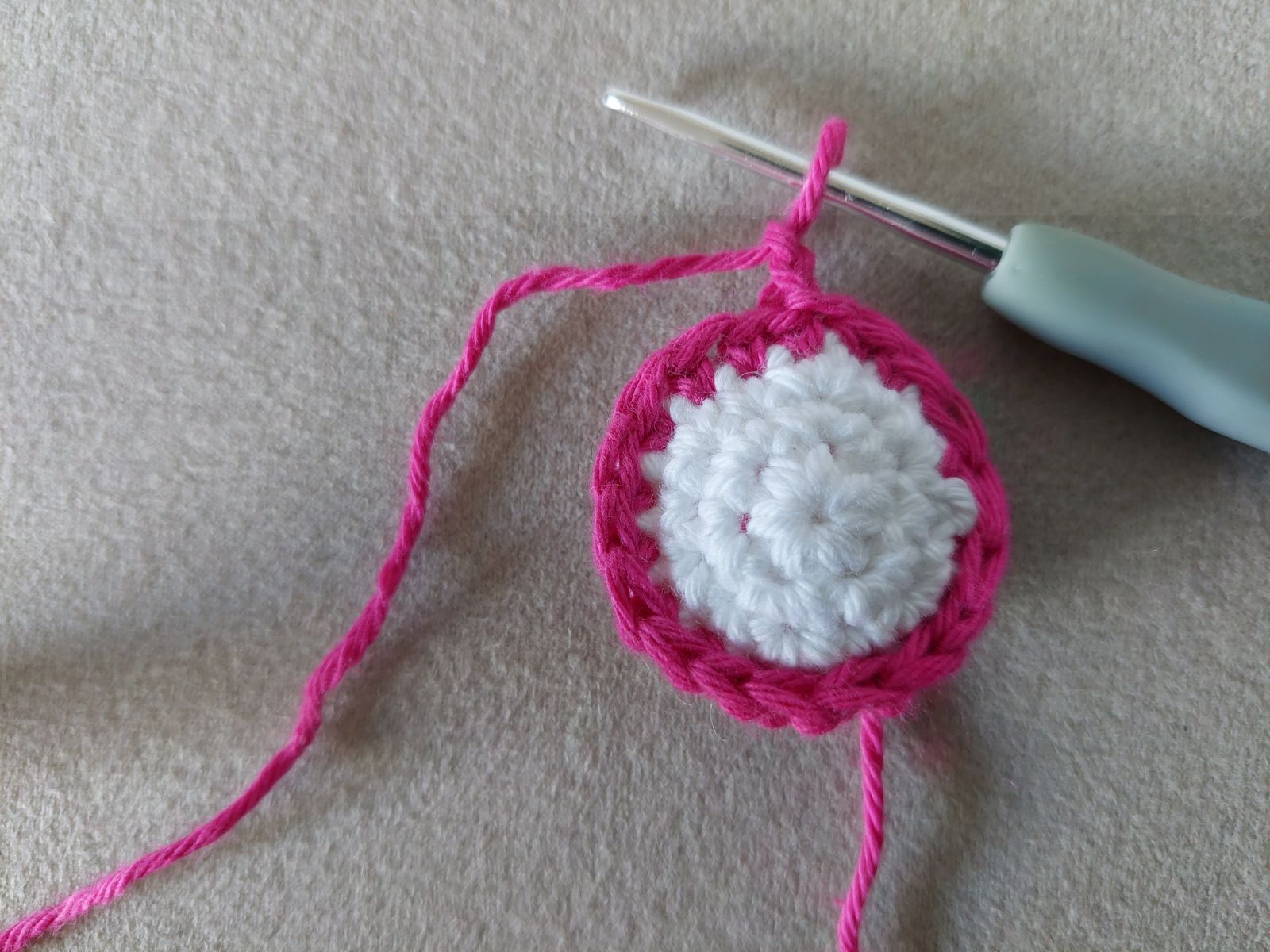 Blog-Inhaltsbild für 'Blümchen Taschenbaumler oder Anhänger häkeln: Kostenlose Anleitung'