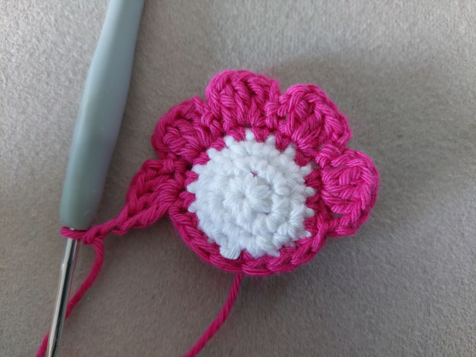 Blog-Inhaltsbild für 'Blümchen Taschenbaumler oder Anhänger häkeln: Kostenlose Anleitung'