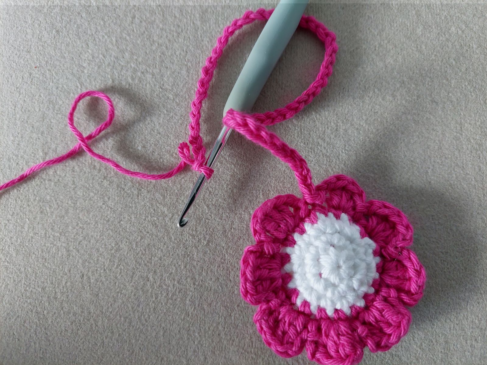 Blog-Inhaltsbild für 'Blümchen Taschenbaumler oder Anhänger häkeln: Kostenlose Anleitung'