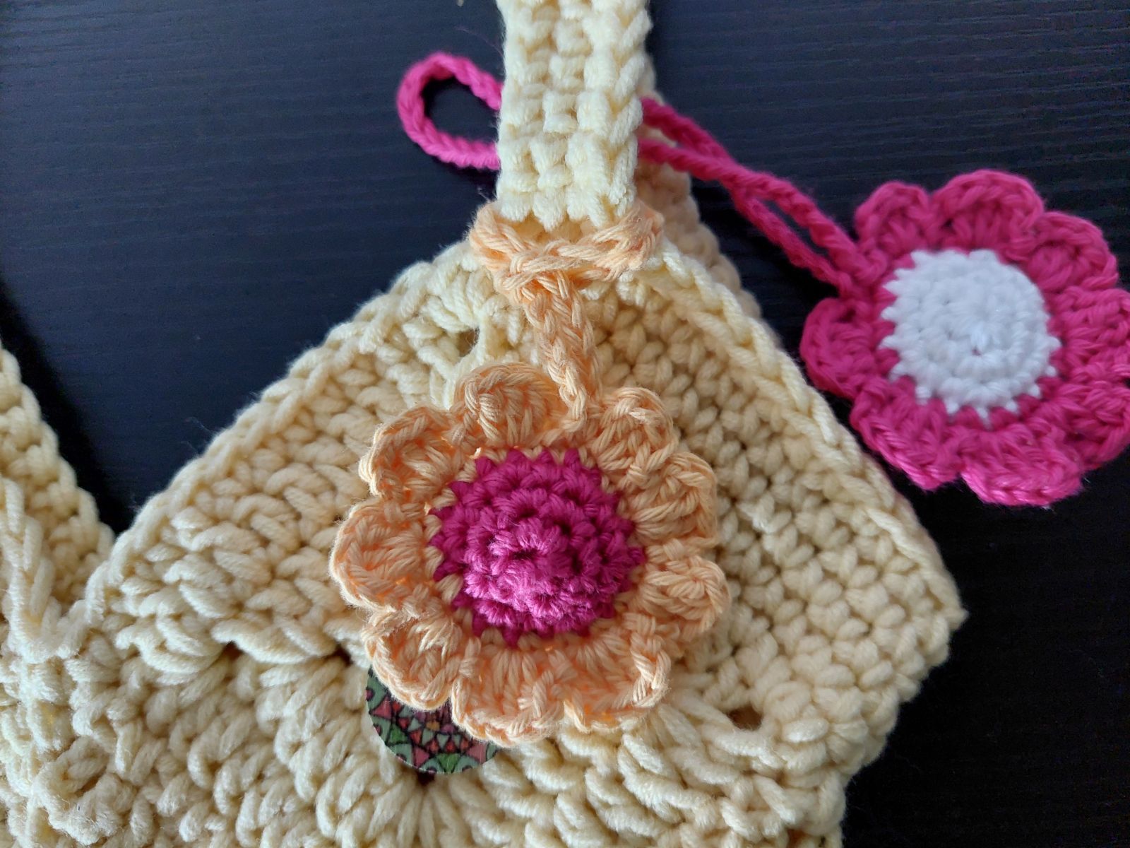 Blog-Inhaltsbild für 'Blümchen Taschenbaumler oder Anhänger häkeln: Kostenlose Anleitung'