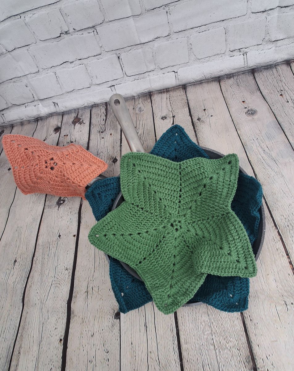 Blog-Inhaltsbild für 'Stylish Star-Shaped Pot Protectors: Free Crochet Pattern in Three Sizes'