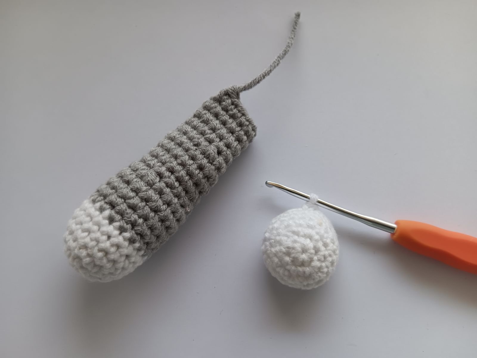 Blog-Inhaltsbild für 'Frosch mit Beuteltasche häkeln. Kostenlose Häkelanleitung'