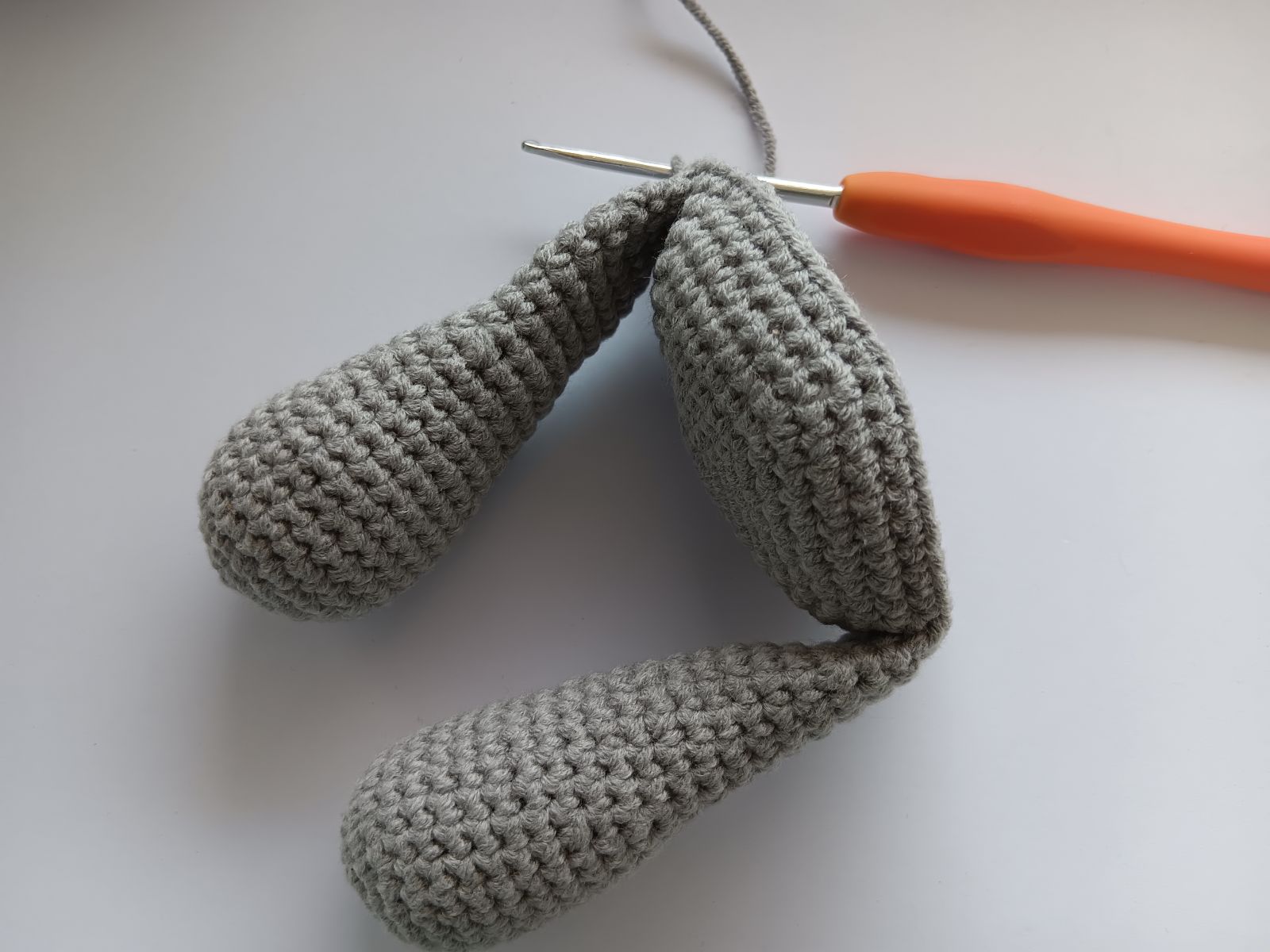 Blog-Inhaltsbild für 'Blumen Wichtel mit Hut häkeln. Kostenlose Häkelanleitung'