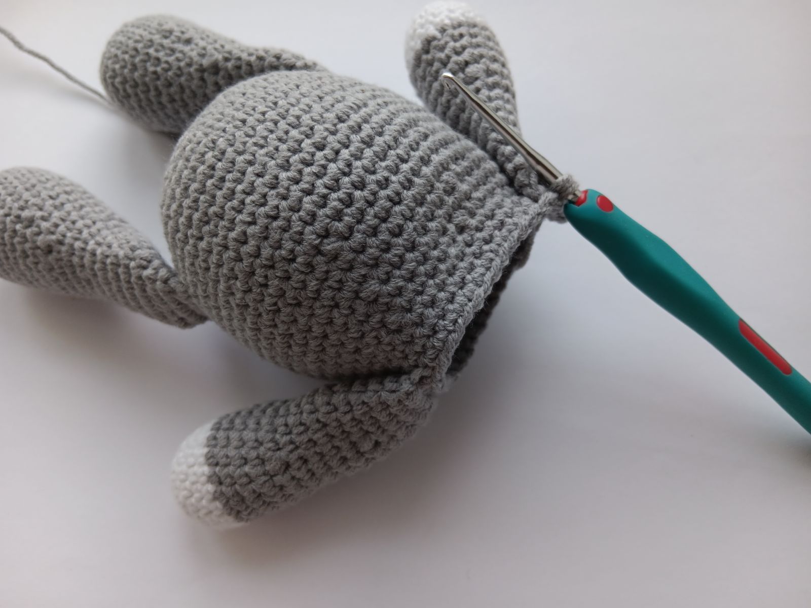 Blog-Inhaltsbild für 'Blumen Wichtel mit Hut häkeln. Kostenlose Häkelanleitung'