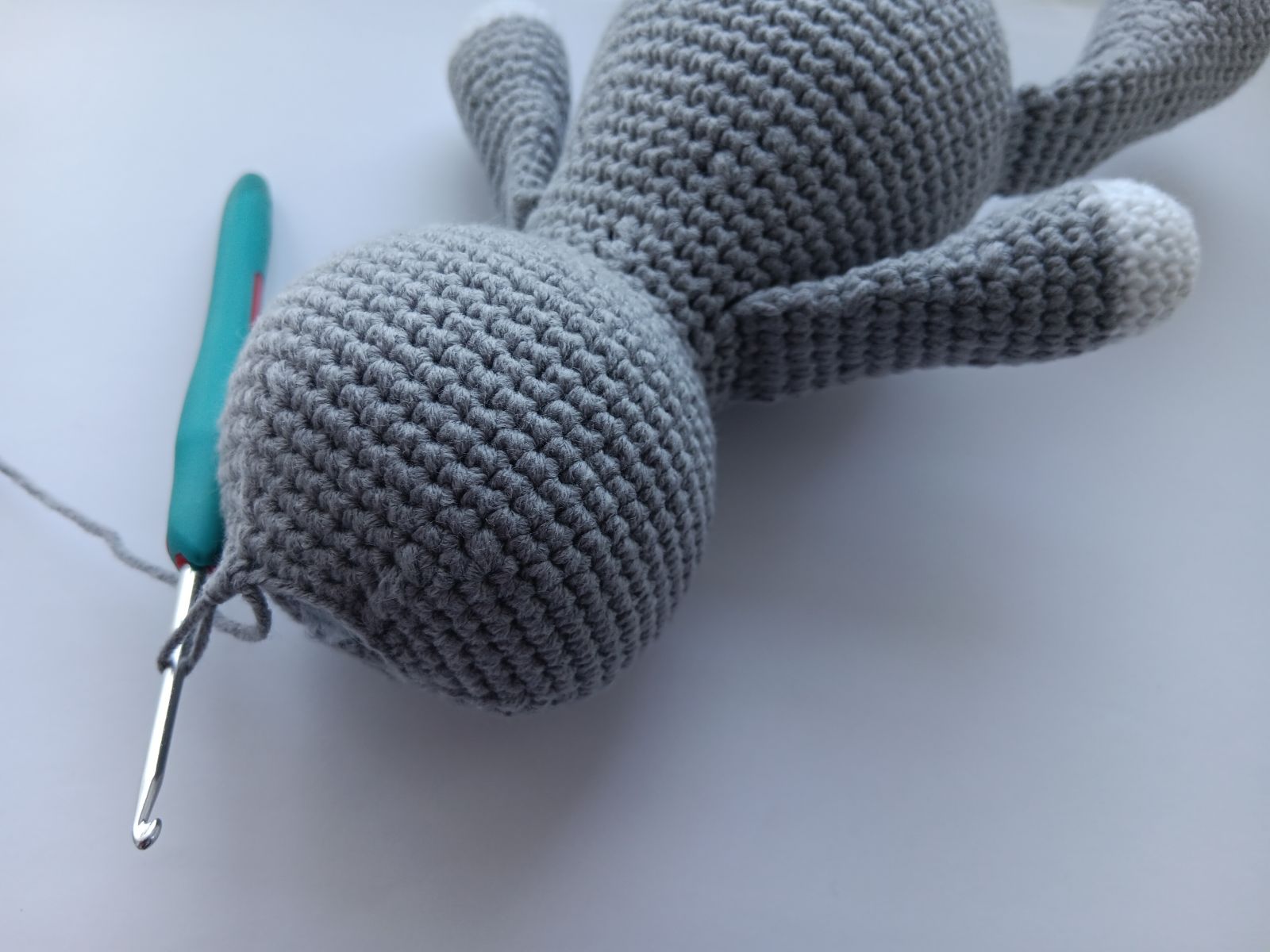 Blog-Inhaltsbild für 'Frosch mit Beuteltasche häkeln. Kostenlose Häkelanleitung'