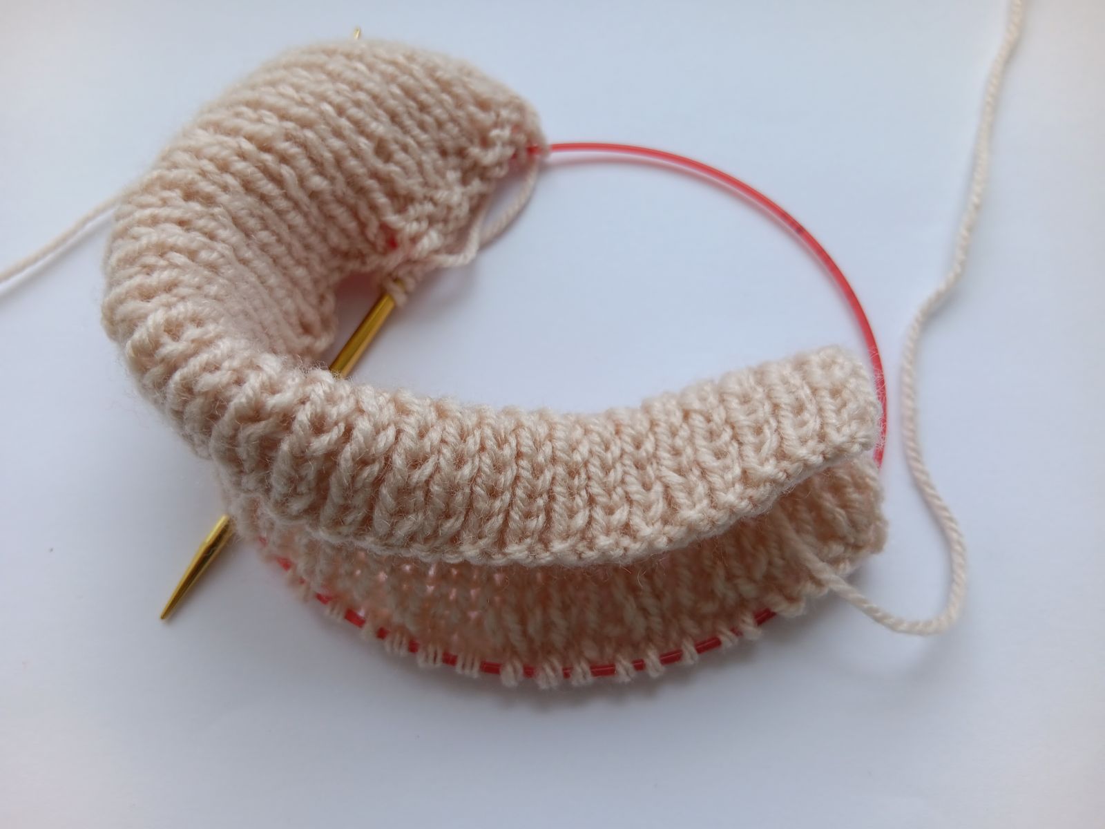 Blog-Inhaltsbild für 'Kostenlose Strickanleitung für Puppenmütze und Schal'