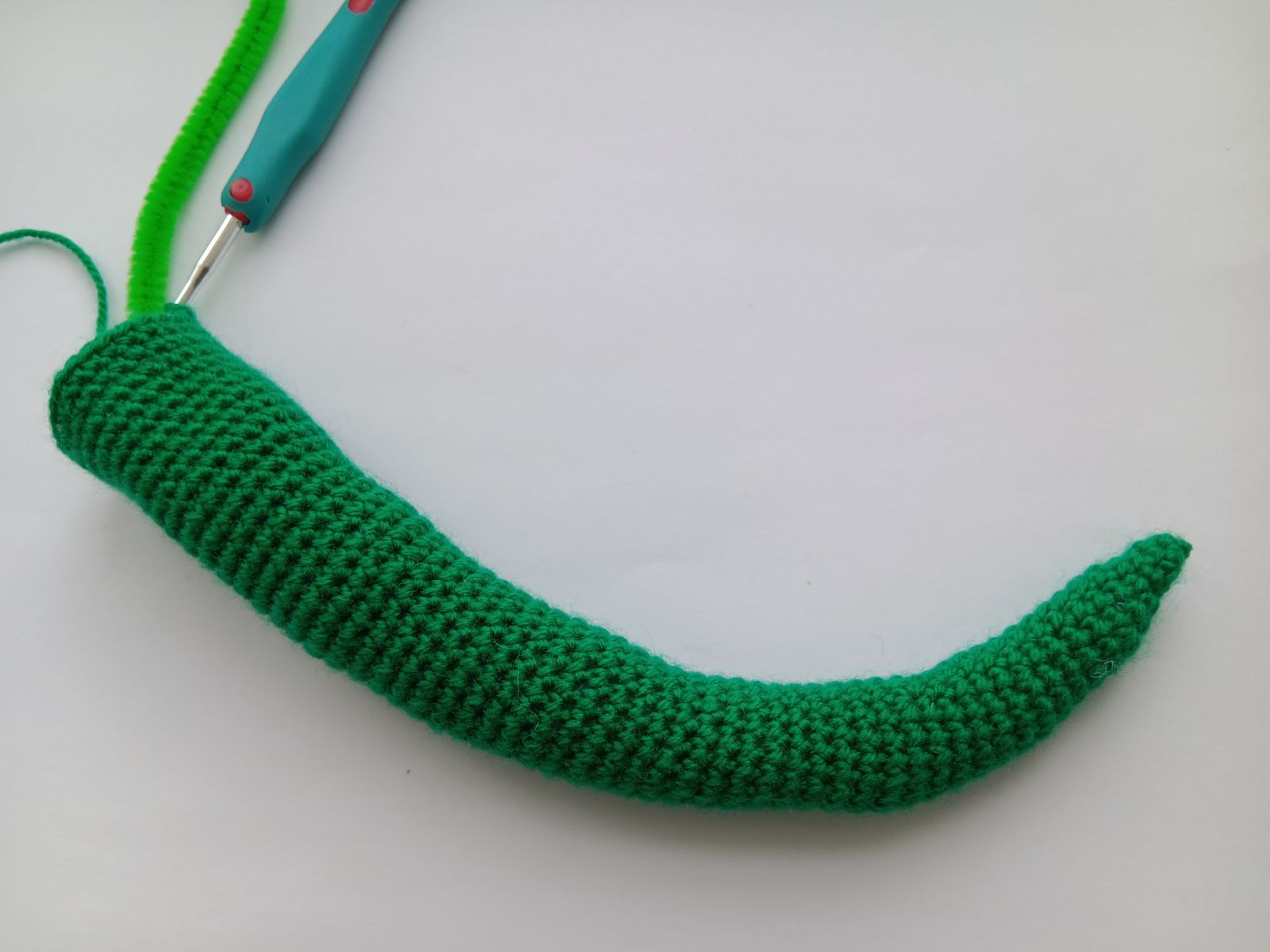 Blog-Inhaltsbild für 'Frosch mit Beuteltasche häkeln. Kostenlose Häkelanleitung'