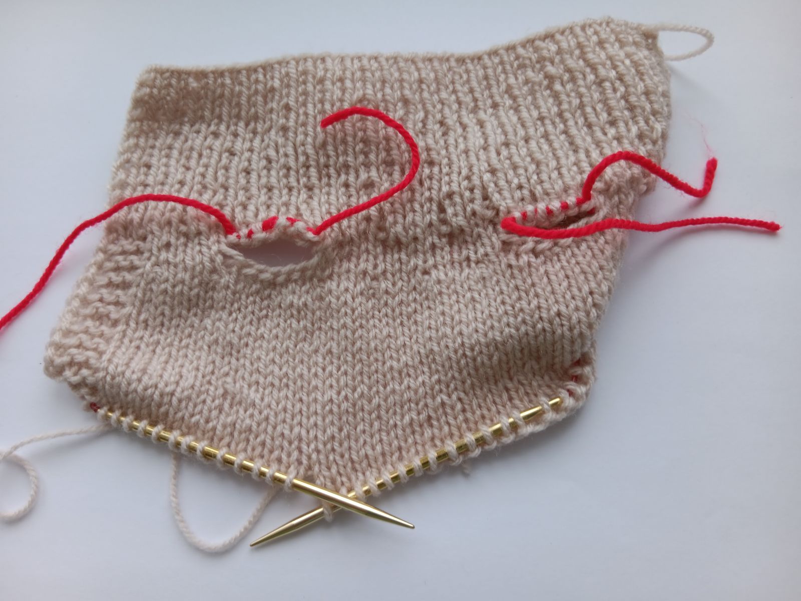 Blog-Inhaltsbild für 'Kostenlose Strickanleitung für Puppenmütze und Schal'