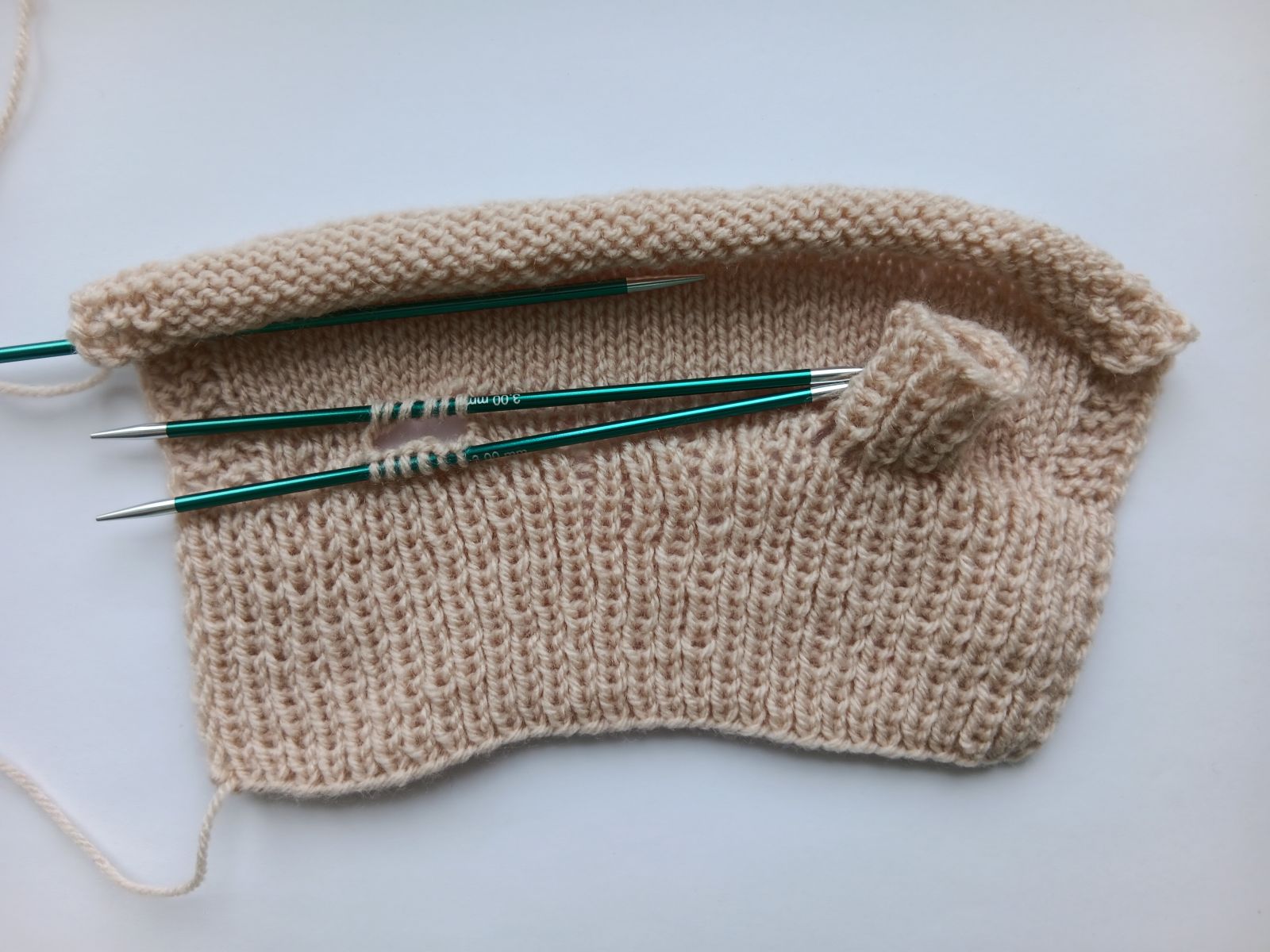 Blog-Inhaltsbild für 'Kostenlose Strickanleitung für Puppenmütze und Schal'
