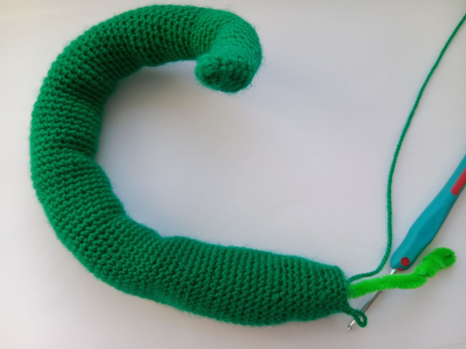 Blog-Inhaltsbild für 'Frosch mit Beuteltasche häkeln. Kostenlose Häkelanleitung'