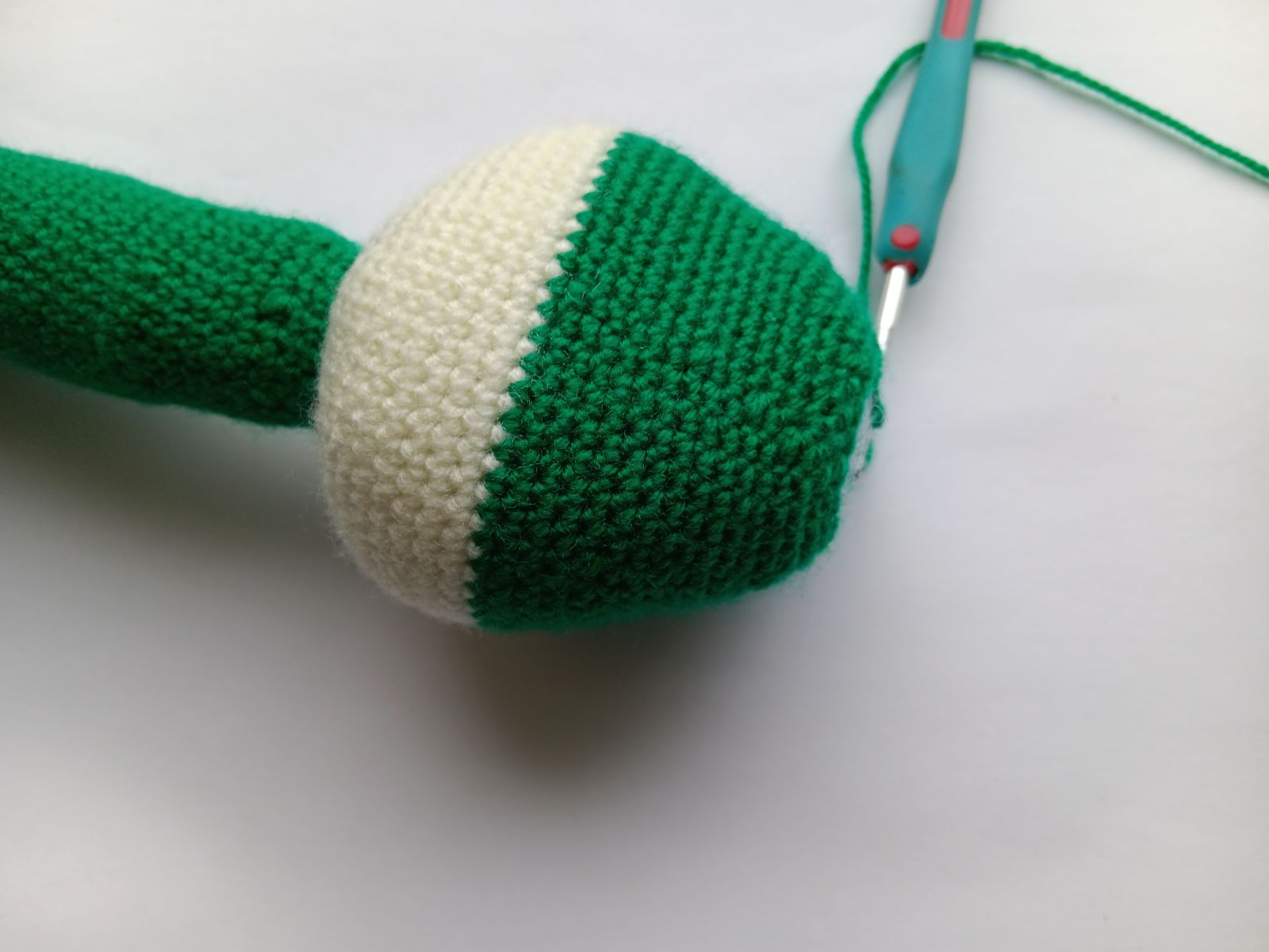 Blog-Inhaltsbild für 'Frosch mit Beuteltasche häkeln. Kostenlose Häkelanleitung'