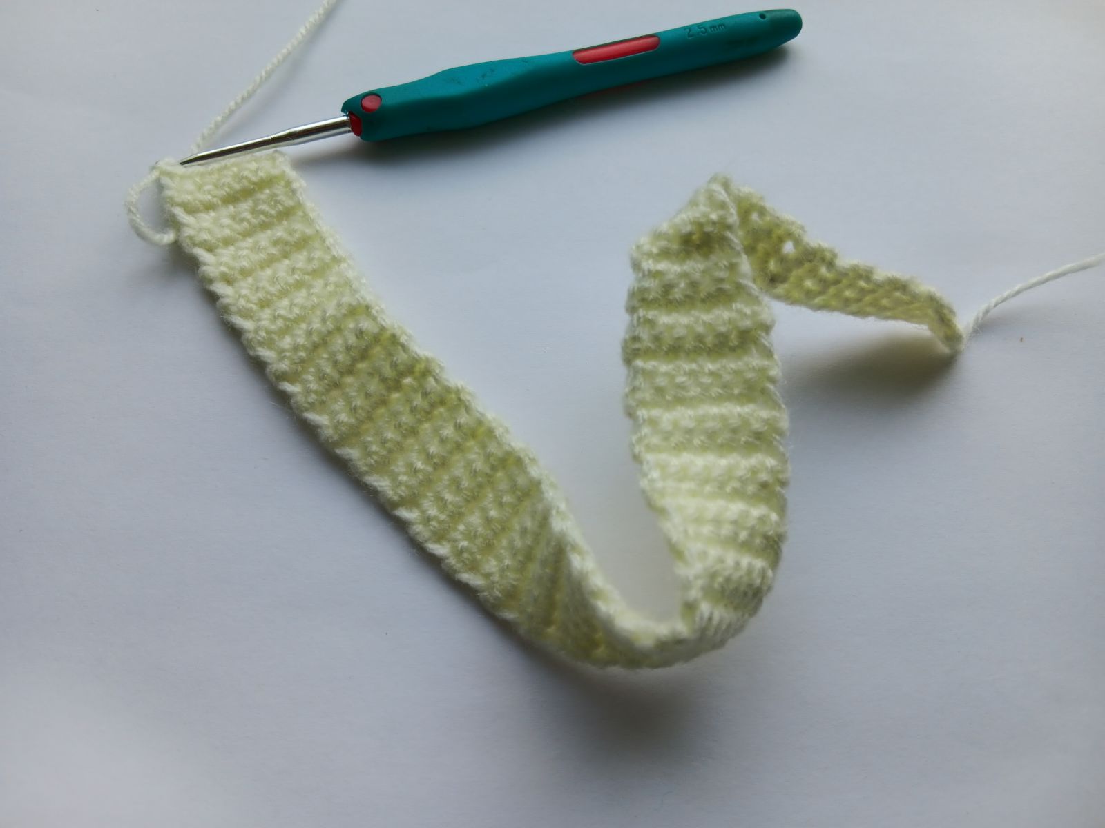 Blog-Inhaltsbild für 'Puppentasche häkeln. Kostenlose Anleitung für Erdbeertasche.'