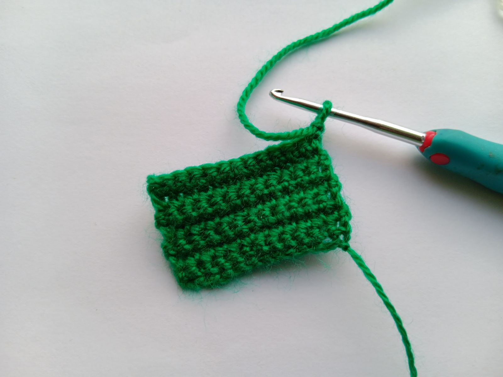 Blog-Inhaltsbild für 'Puppentasche häkeln. Kostenlose Anleitung für Erdbeertasche.'