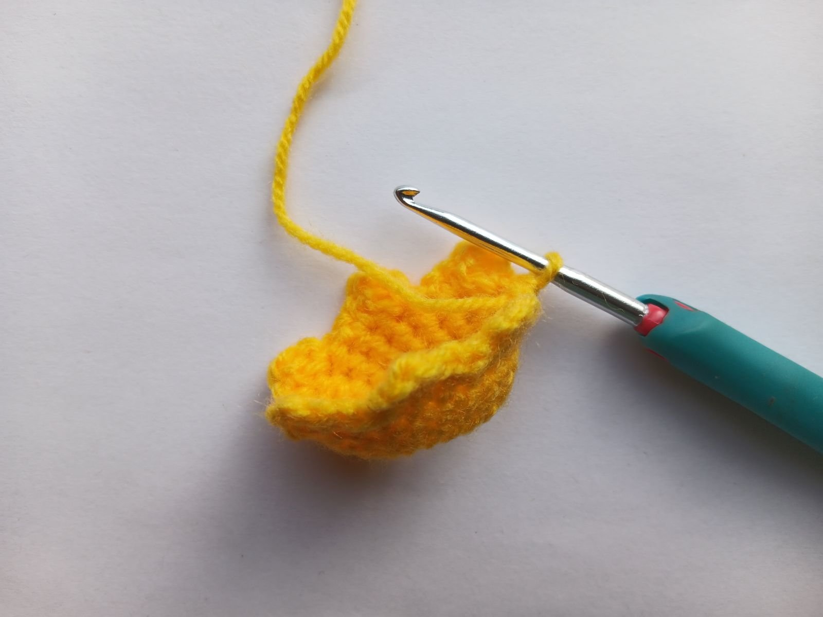 Blog-Inhaltsbild für 'Blumen Wichtel mit Hut häkeln. Kostenlose Häkelanleitung'