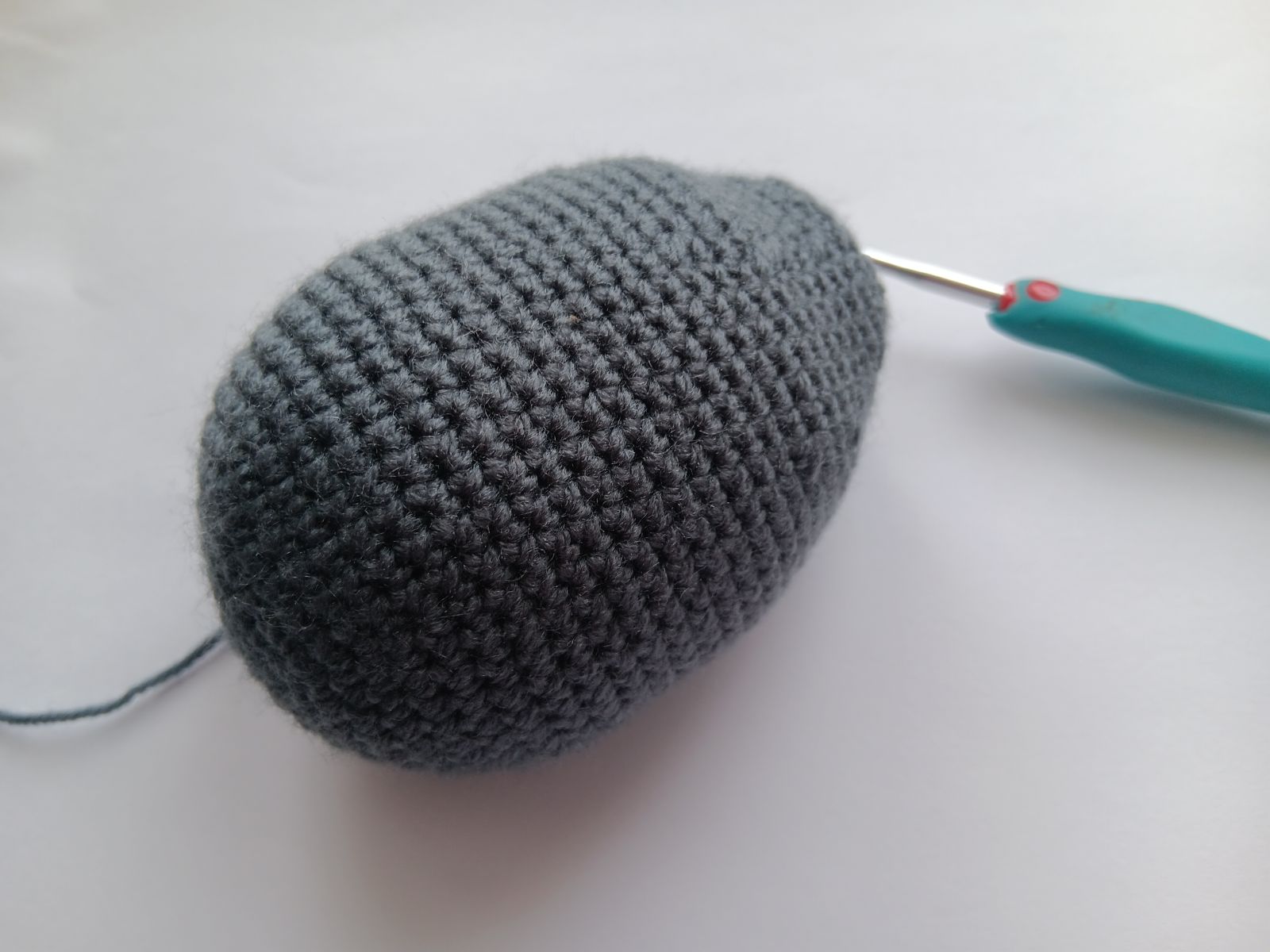 Blog-Inhaltsbild für 'Frosch mit Beuteltasche häkeln. Kostenlose Häkelanleitung'