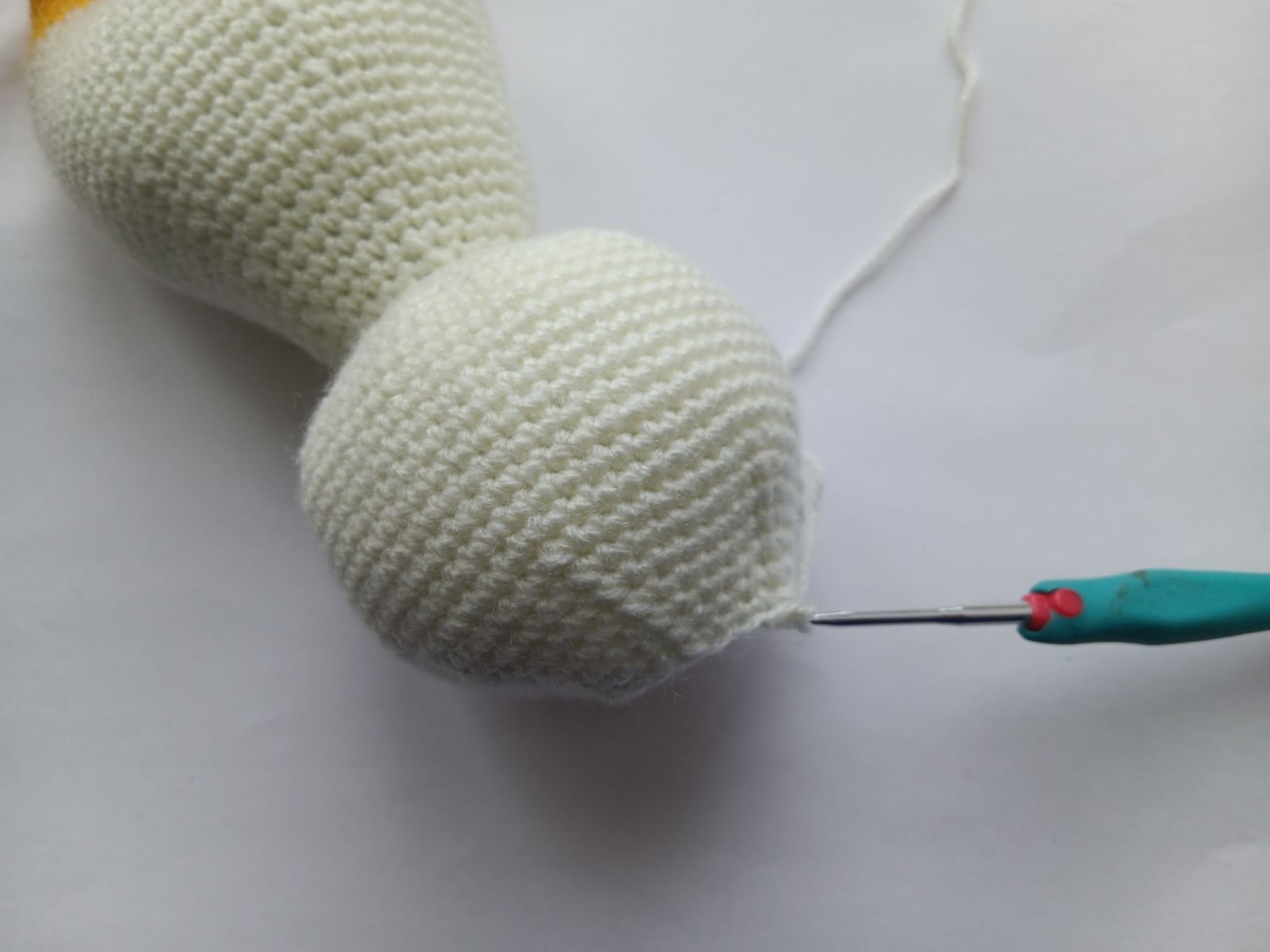 Blog-Inhaltsbild für 'Frosch mit Beuteltasche häkeln. Kostenlose Häkelanleitung'