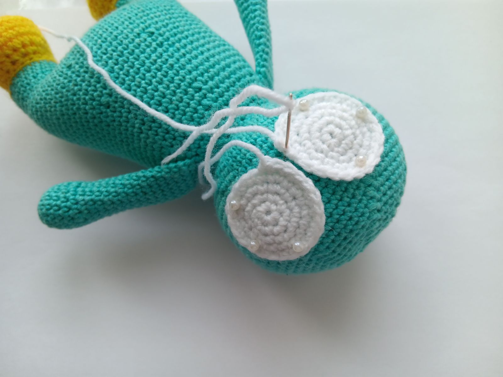 Blog-Inhaltsbild für 'Frosch mit Beuteltasche häkeln. Kostenlose Häkelanleitung'