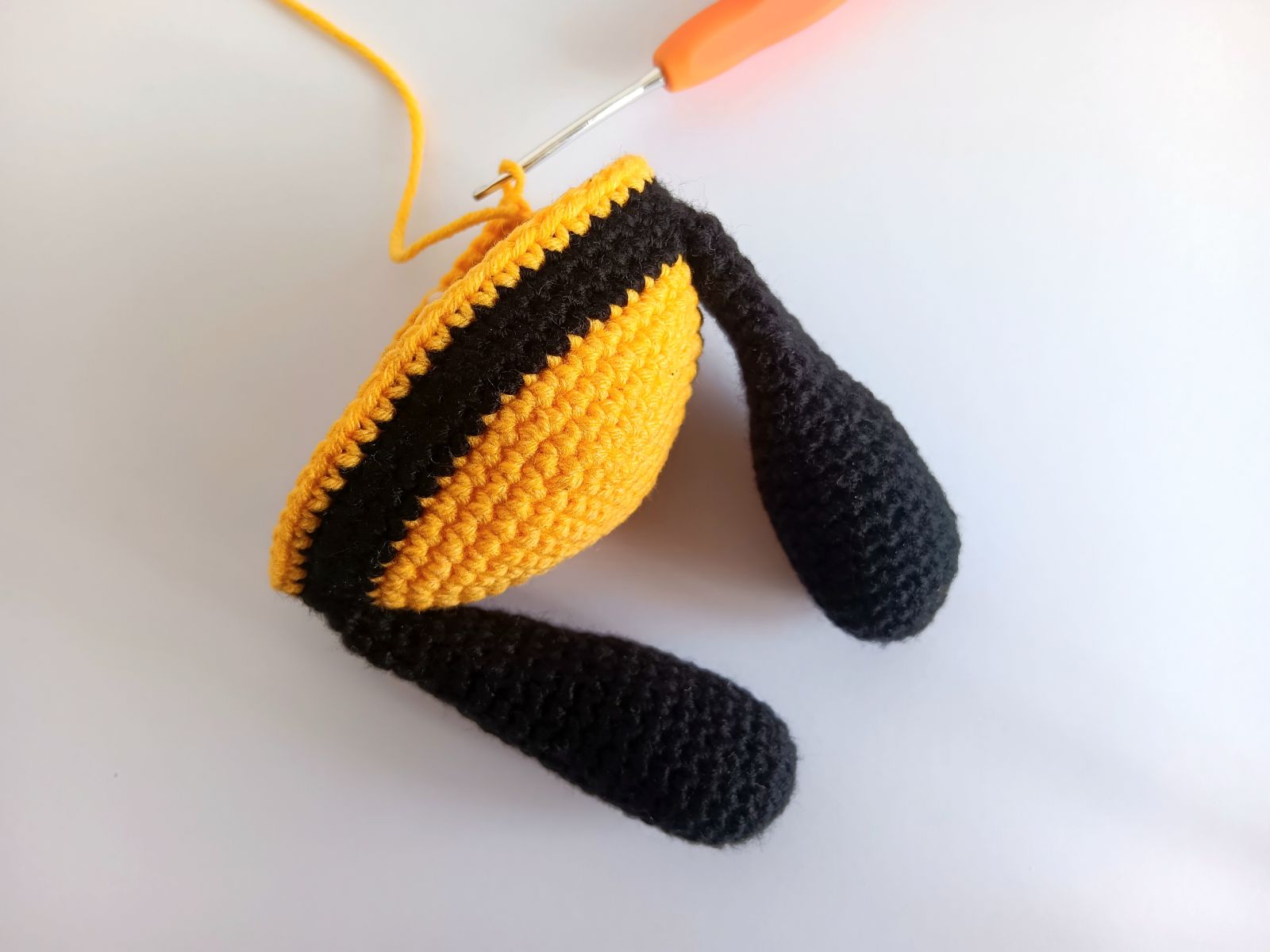 Blog-Inhaltsbild für 'Blumen Wichtel mit Hut häkeln. Kostenlose Häkelanleitung'