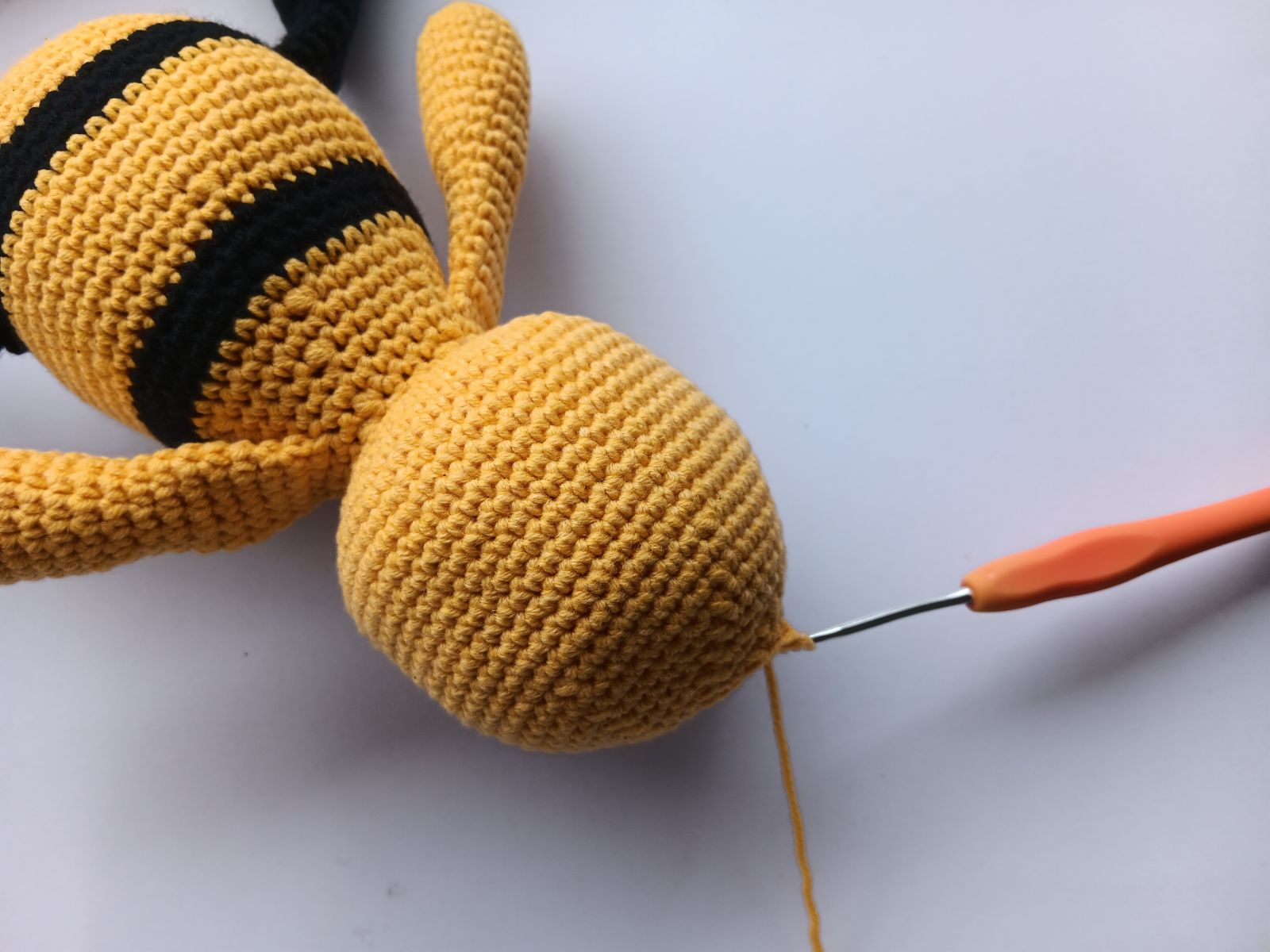 Blog-Inhaltsbild für 'Frosch mit Beuteltasche häkeln. Kostenlose Häkelanleitung'