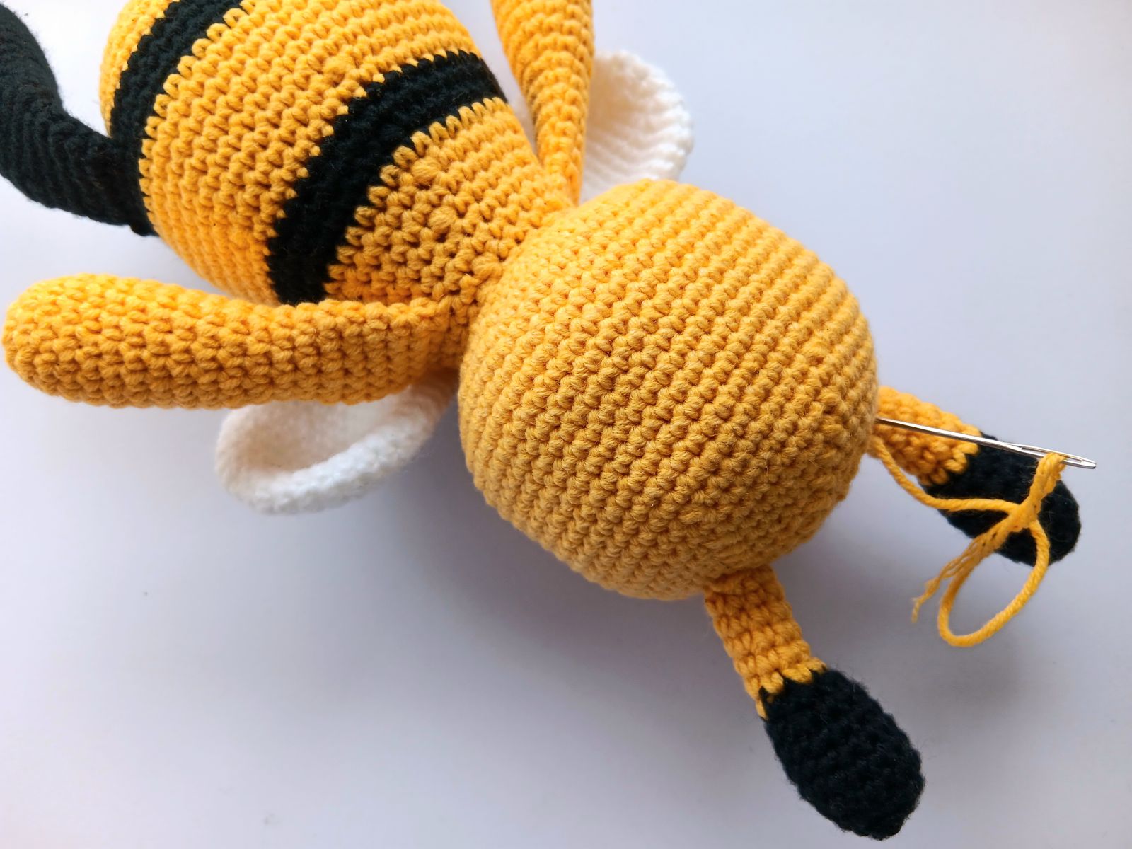 Blog-Inhaltsbild für 'Biene häkeln. Kostenlose Häkelanleitung für Schlüsselanhänger Biene'