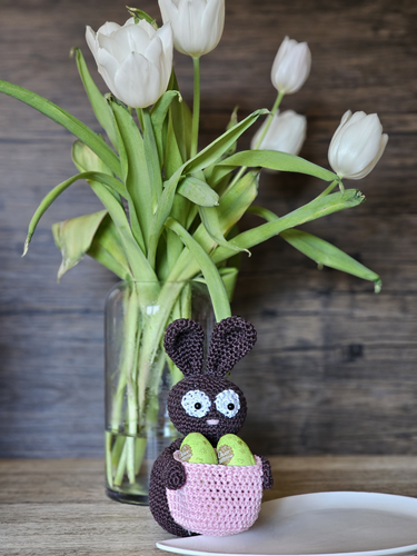 Blog-Inhaltsbild für 'Kostenlose Häkelanleitung für einen Osterhasen mit Körbchen'