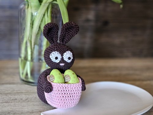 Blog-Inhaltsbild für 'Kostenlose Häkelanleitung für einen Osterhasen mit Körbchen'