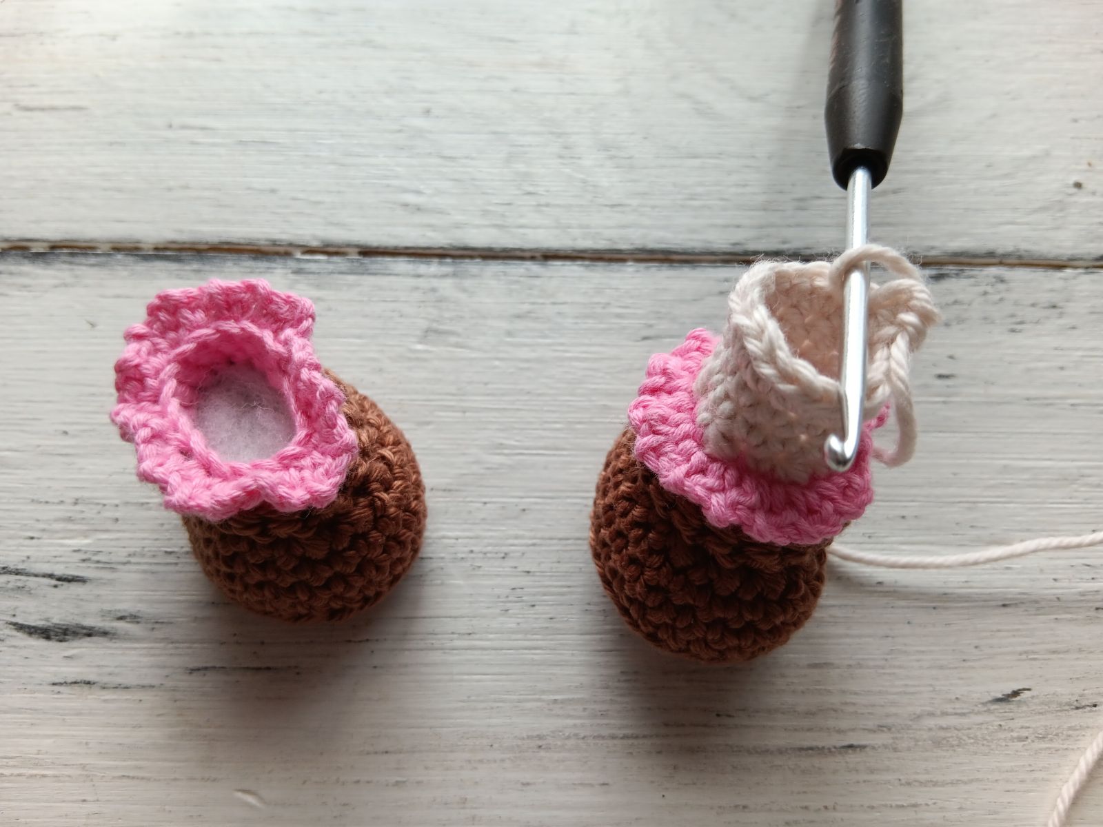 Blog-Inhaltsbild für 'Kostenlose Häkelanleitung für Puppe Coney mit Hasenmütze'