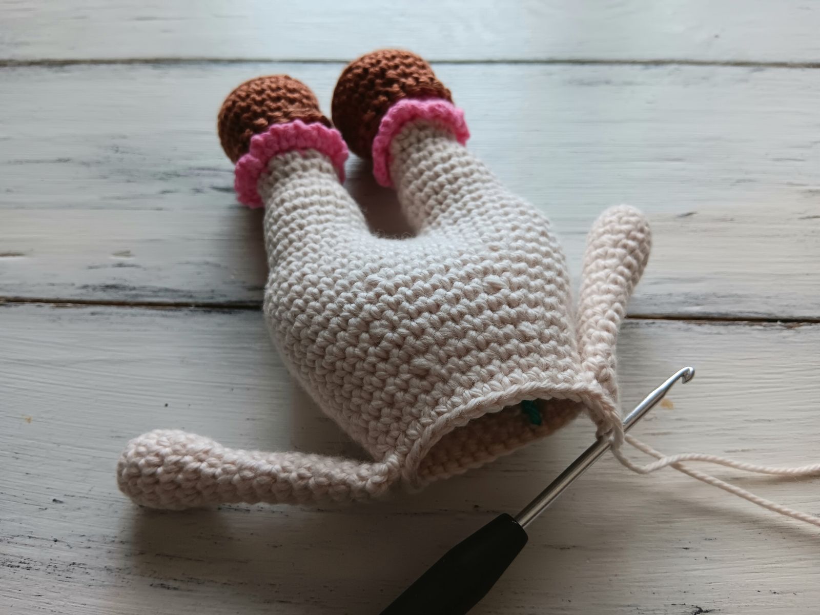 Blog-Inhaltsbild für 'Kostenlose Häkelanleitung für Puppe Coney mit Hasenmütze'