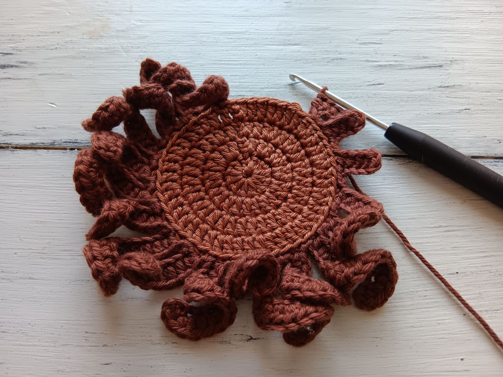 Blog-Inhaltsbild für 'Kostenlose Häkelanleitung für Puppe Coney mit Hasenmütze'