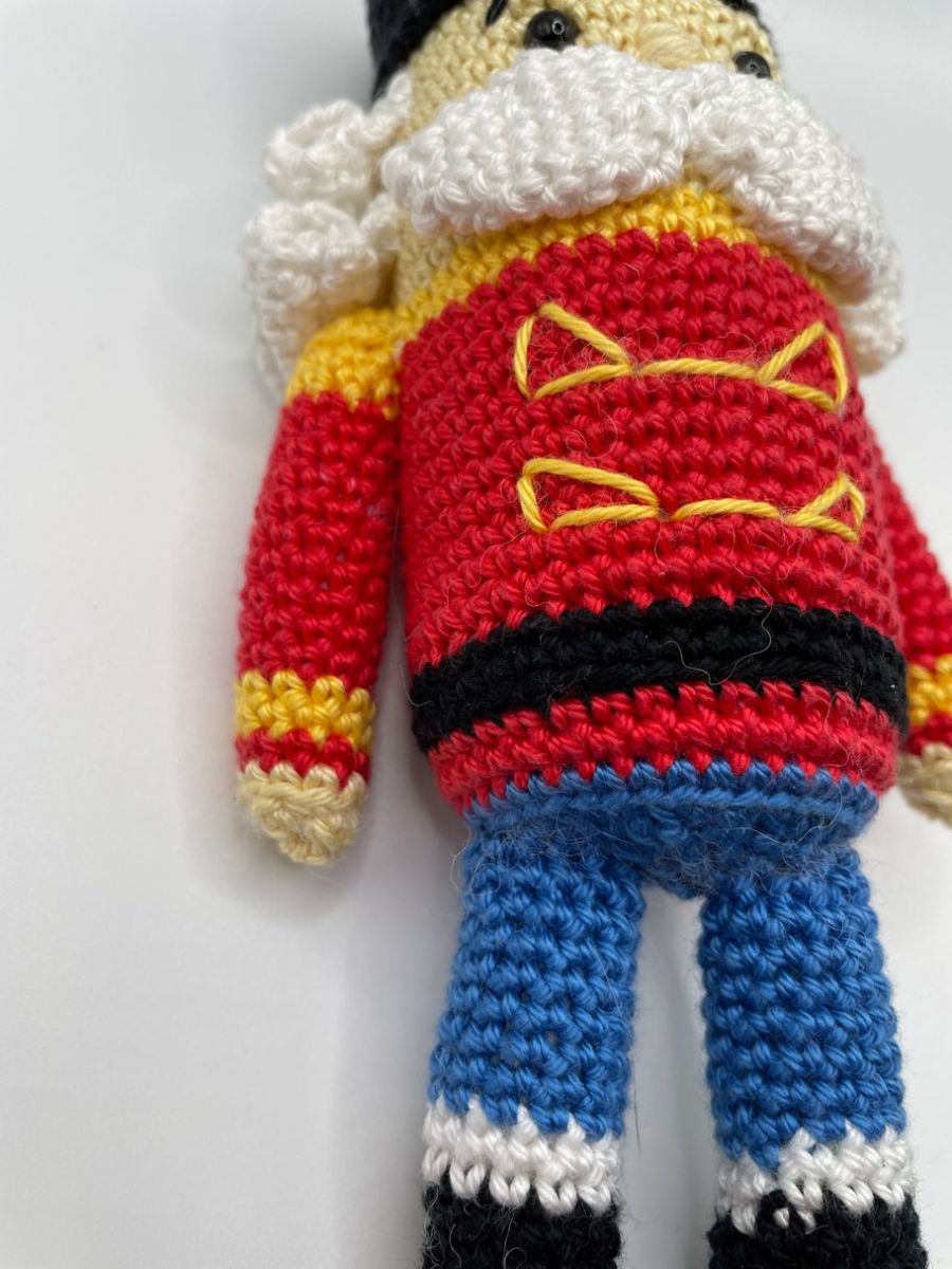 Blog-Inhaltsbild für 'Häkeln für Anfänger: Amigurumi-Nussknacker mit kostenloser Anleitung'