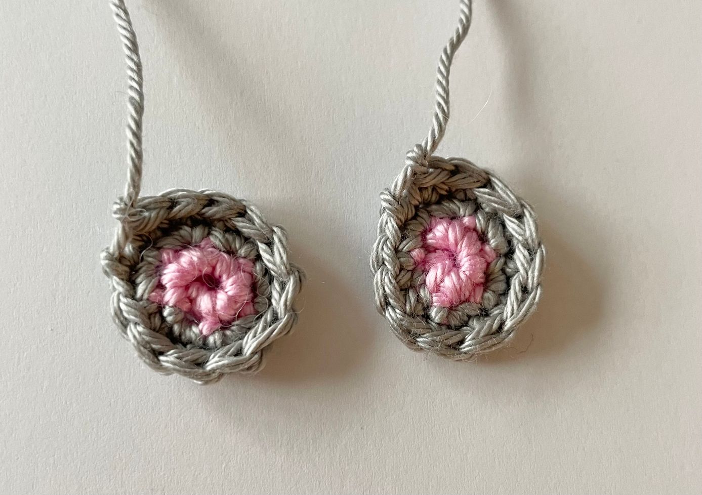 Blog-Inhaltsbild für 'Kostenlose Häkelanleitung für ein niedliches Pilzhaus'