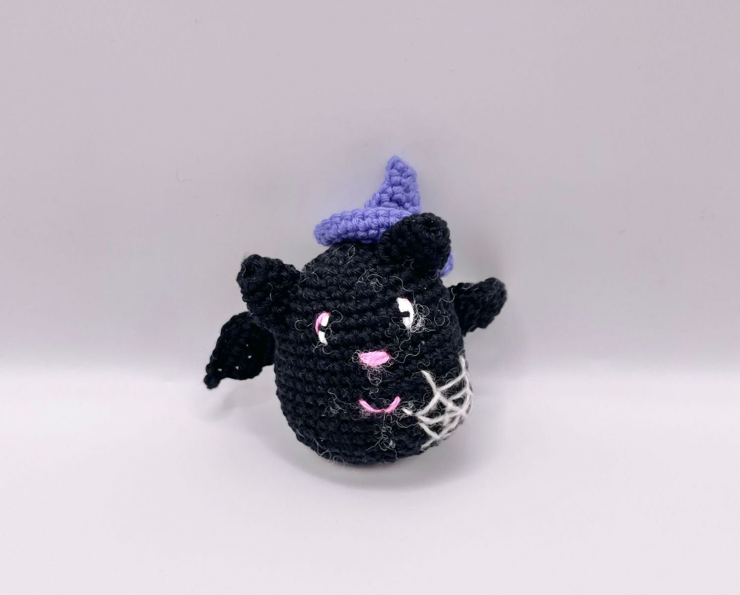 Blog content image for 'Kostenlose Häkelanleitung Fledermaus Amigurumi für Halloween'