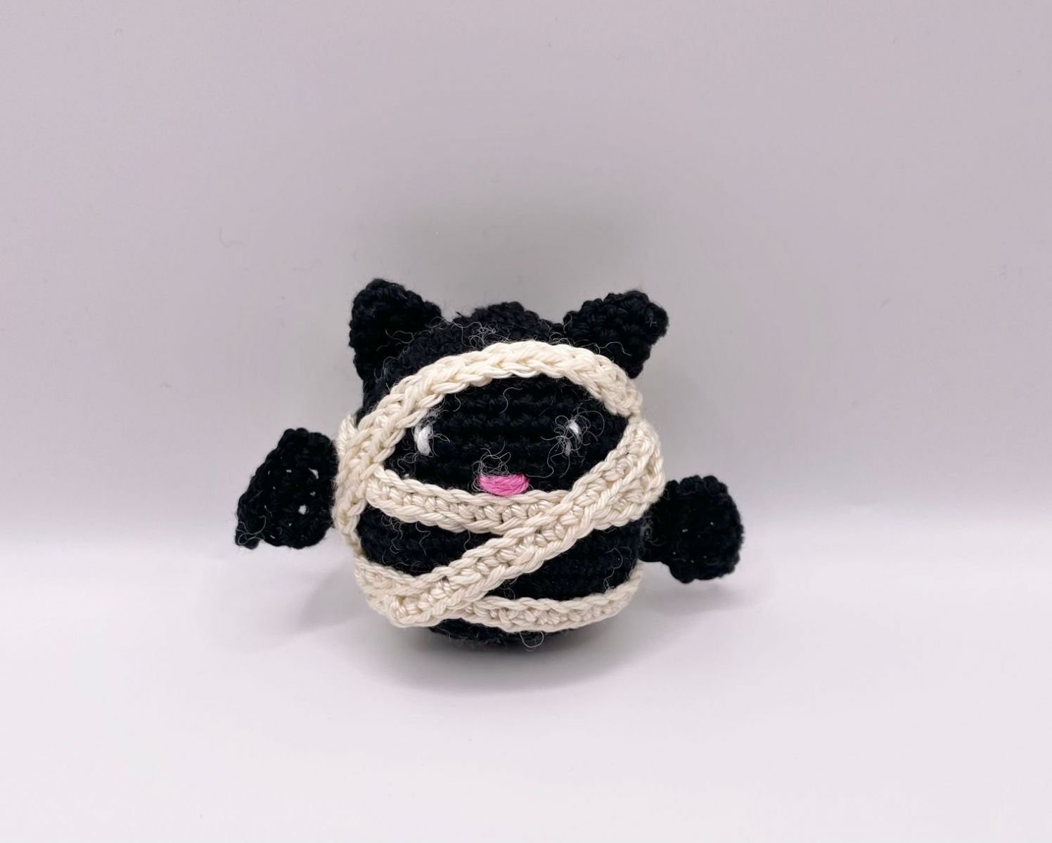 Blog content image for 'Kostenlose Häkelanleitung Fledermaus Amigurumi für Halloween'