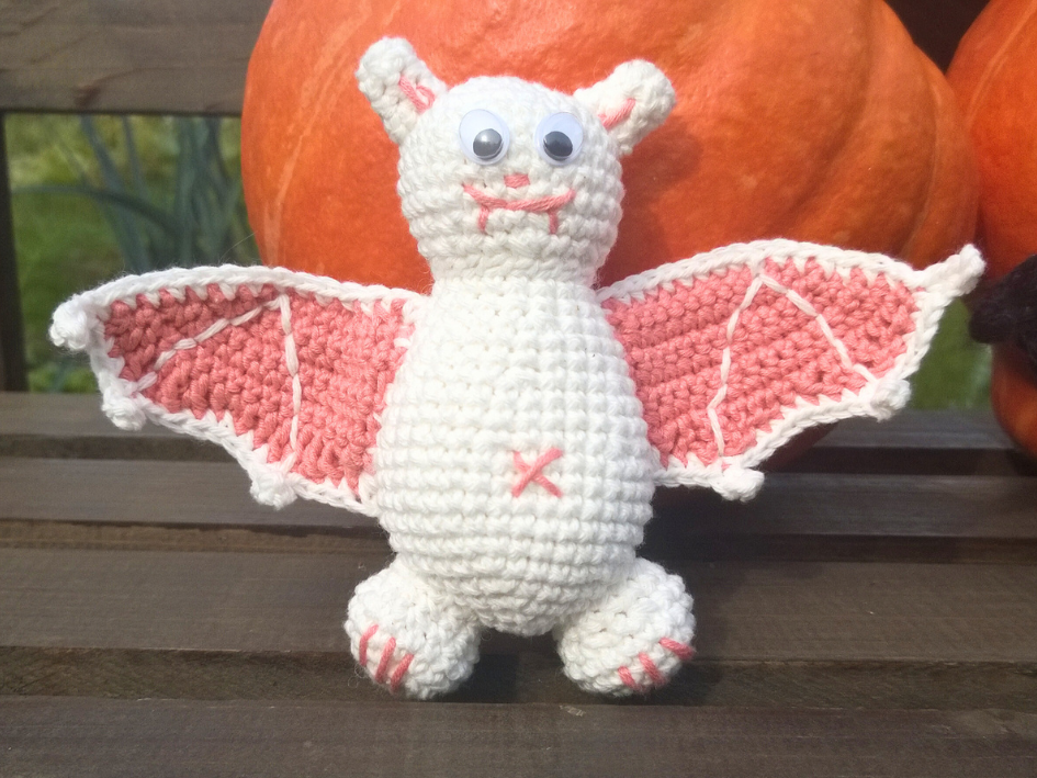 Blog-Inhaltsbild für 'Kostenlose Häkelanleitung Amigurumi Halloween Fledermaus'